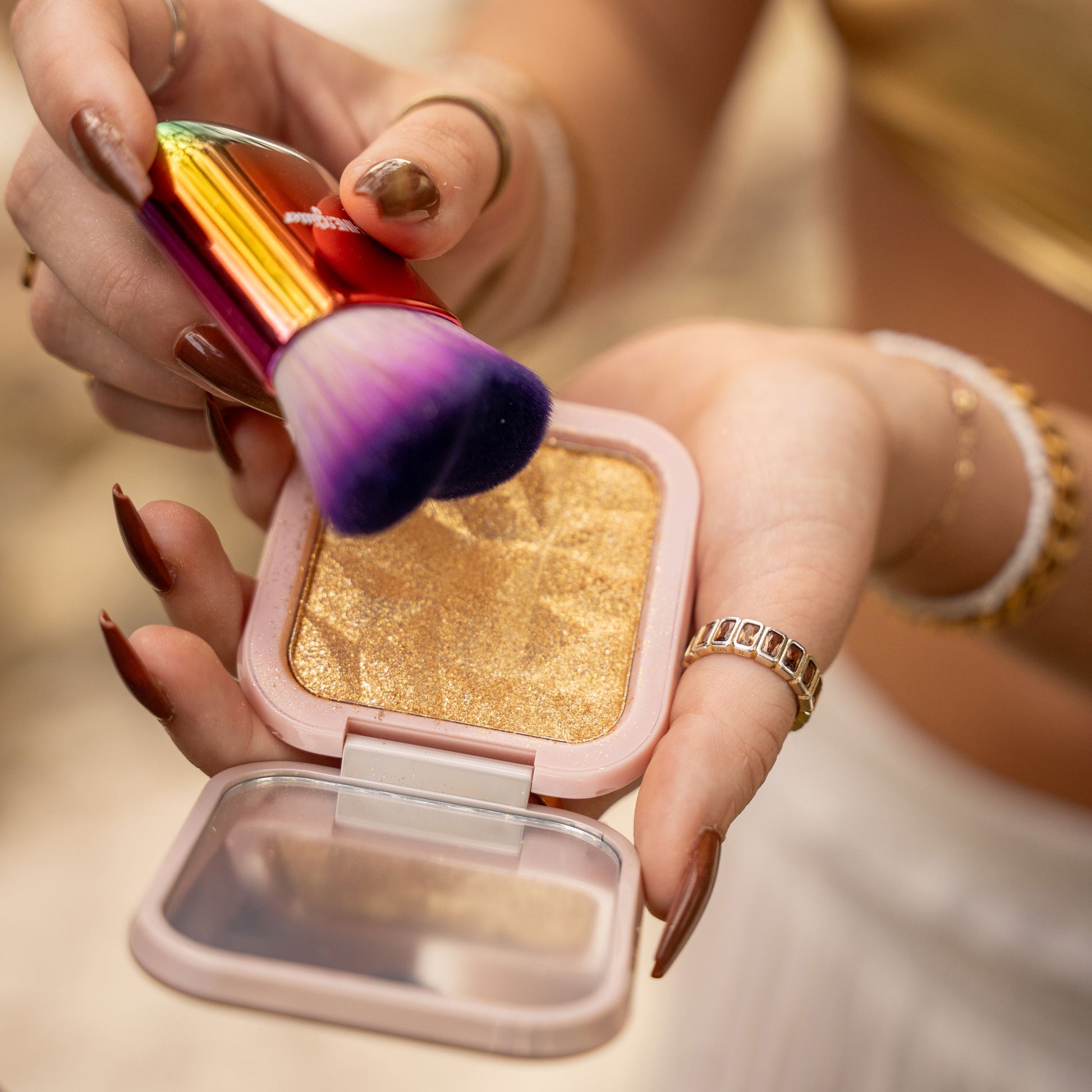 Sunshine & Glitter highlighter shimmer compact – radiant, buildable shimmer for a glowing, flawless complexion, easy-to-apply compact

Sunshine & Glitter shimmer highlighter compact – lightweight, long-lasting formula for an instant, luminous glow on face and body

Highlighter shimmer compact by Sunshine & Glitter – radiant, silky highlighter for a natural, sun-kissed glow in a convenient compact

Sunshine & Glitter highlighter shimmer compact – versatile, glowing highlighter for a flawless finish, perfect 