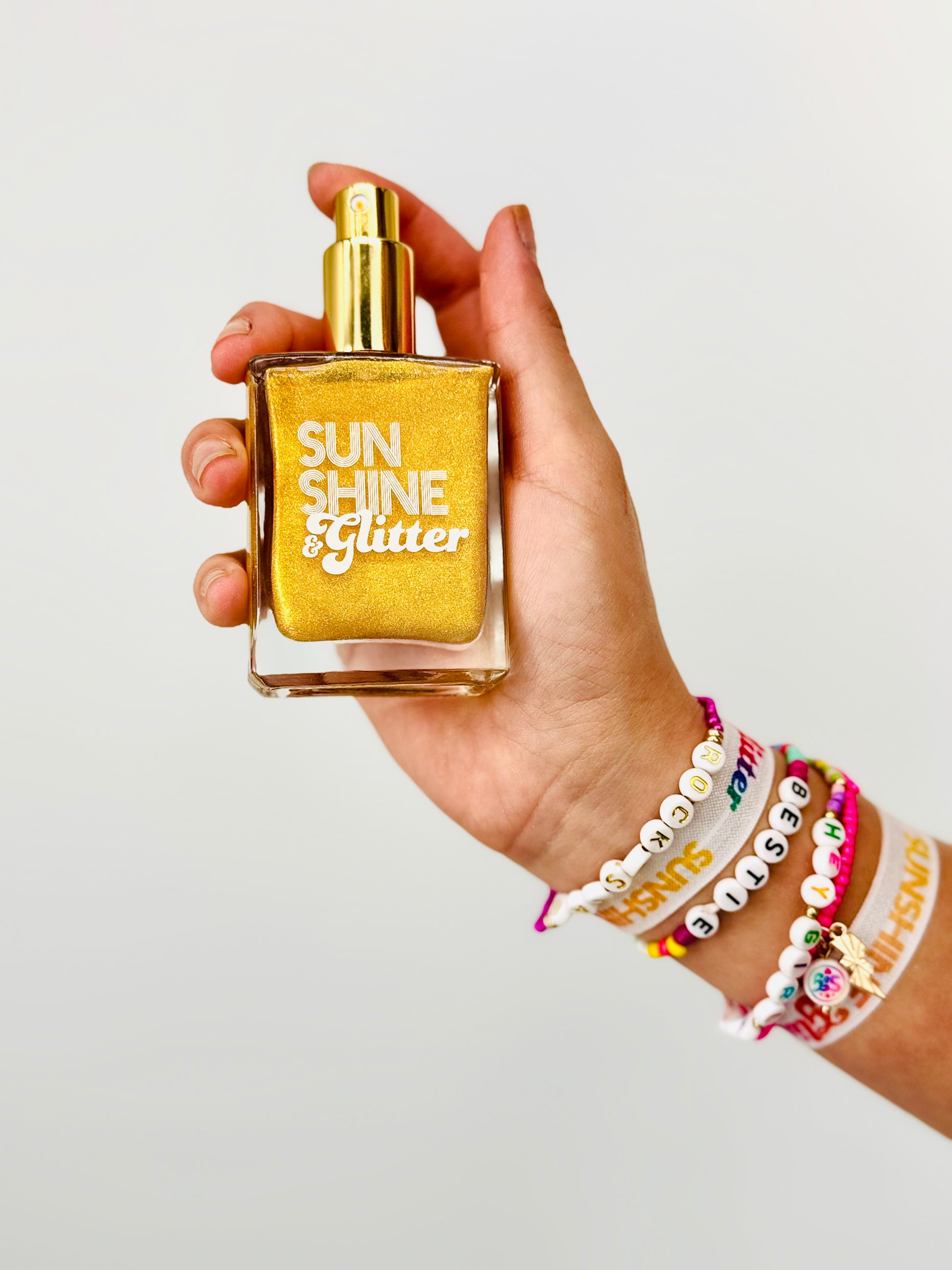 Sunshine & Glitter shimmer spray oil – luxurious body oil with sparkling finish, perfect for glowing skin and a touch of radiance

Shimmer spray oil by Sunshine & Glitter – lightweight, moisturizing body oil with a sparkling glow for all skin types

Sunshine & Glitter shimmer spray oil – hydrating body oil with a shimmering finish, ideal for a radiant, sun-kissed glow

Sunshine & Glitter shimmering spray oil – lightweight, sparkling body oil for a smooth, glowing finish, perfect for all-day radiance

